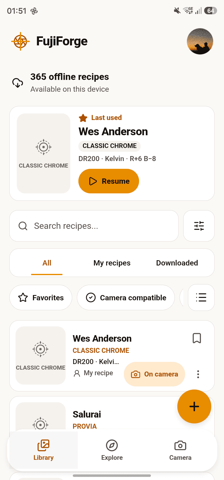 Écran Android FujiForge affichant une bibliothèque de recettes Fujifilm disponibles hors ligne.